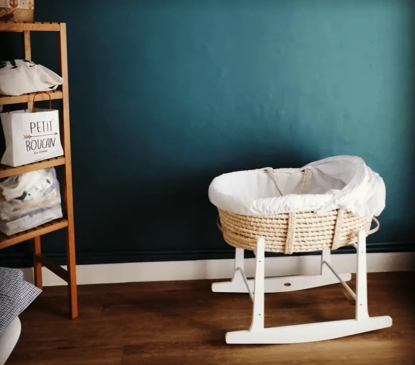 Zone nuit d'une chambre d'enfant avec mur bleu profond et mobilier en bois naturel