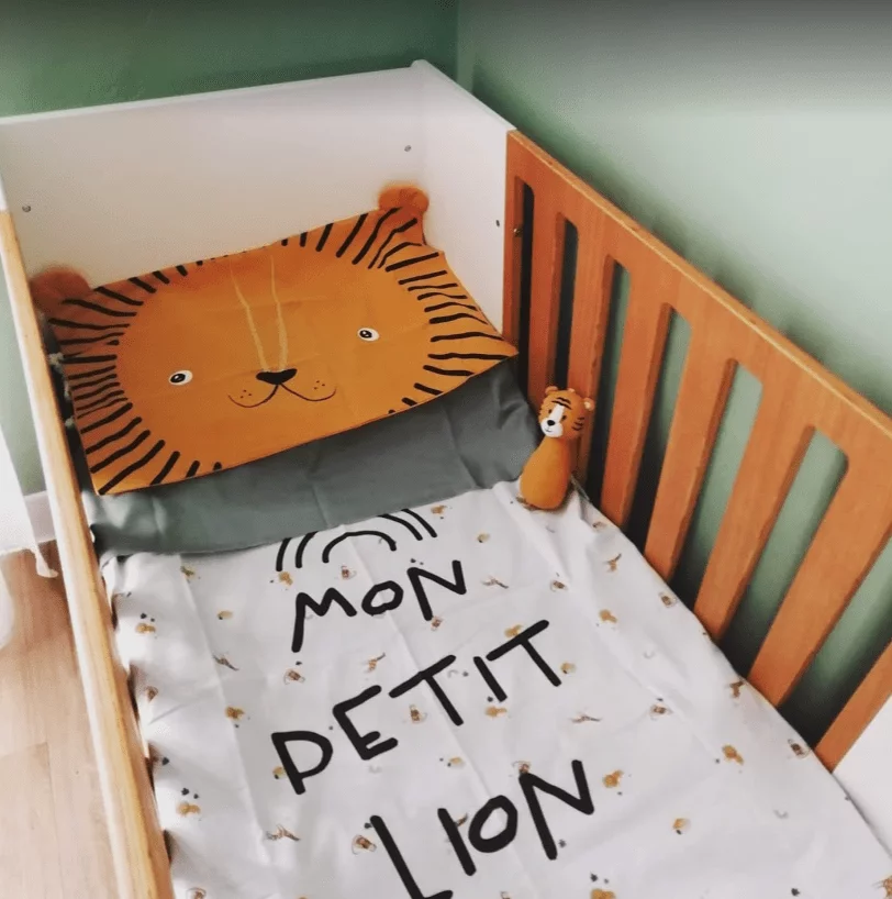 Espace bureau et créativité dans une chambre d'enfant, délimité par une fresque murale