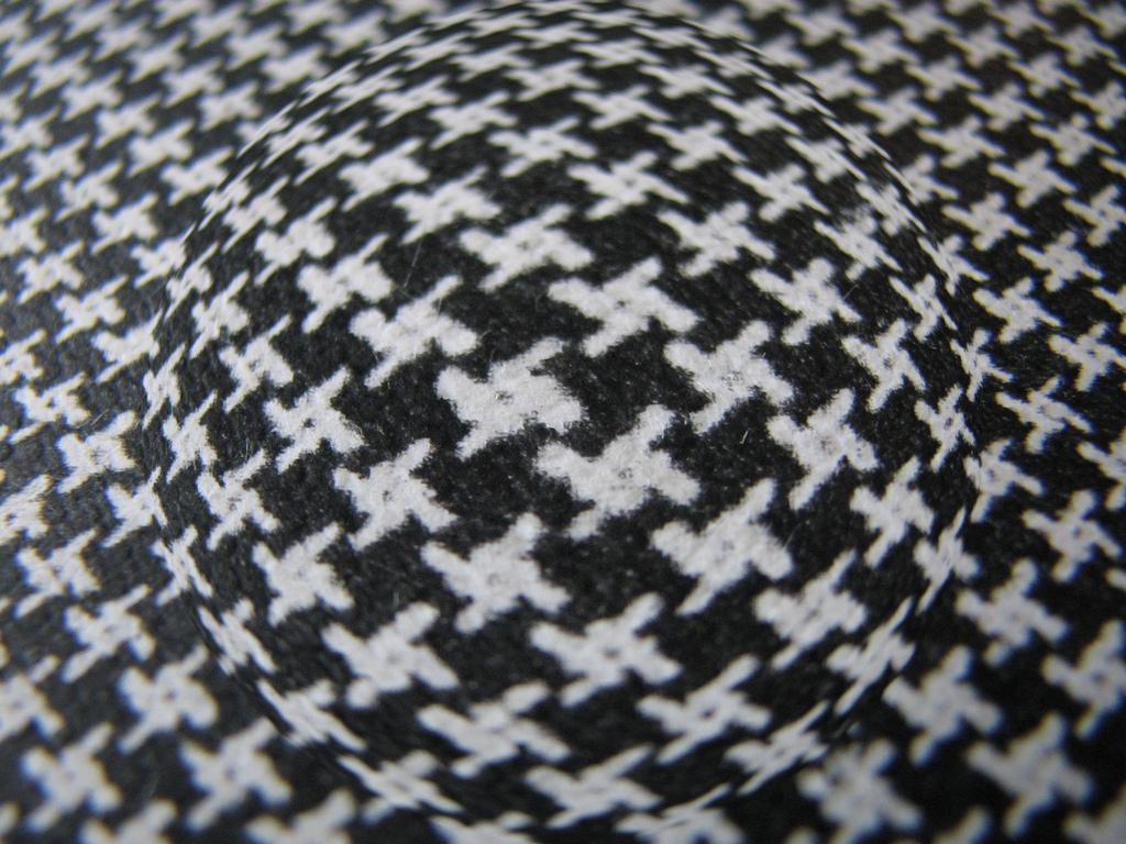 Détail de décoration intérieure avec motif pied-de-poule dans un salon moderne, par un architecte d'intérieur