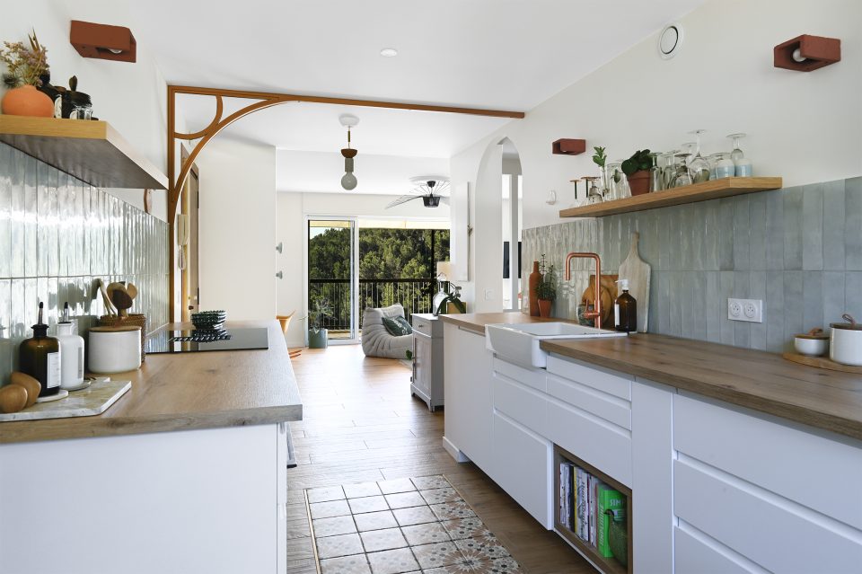 Cuisine rénovée en bois et peinture terracotta contemporaine