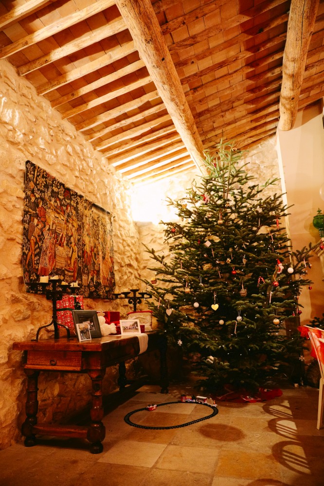 Composition décoration Noël intérieure avec guirlandes et bougies, ambiance festive maison