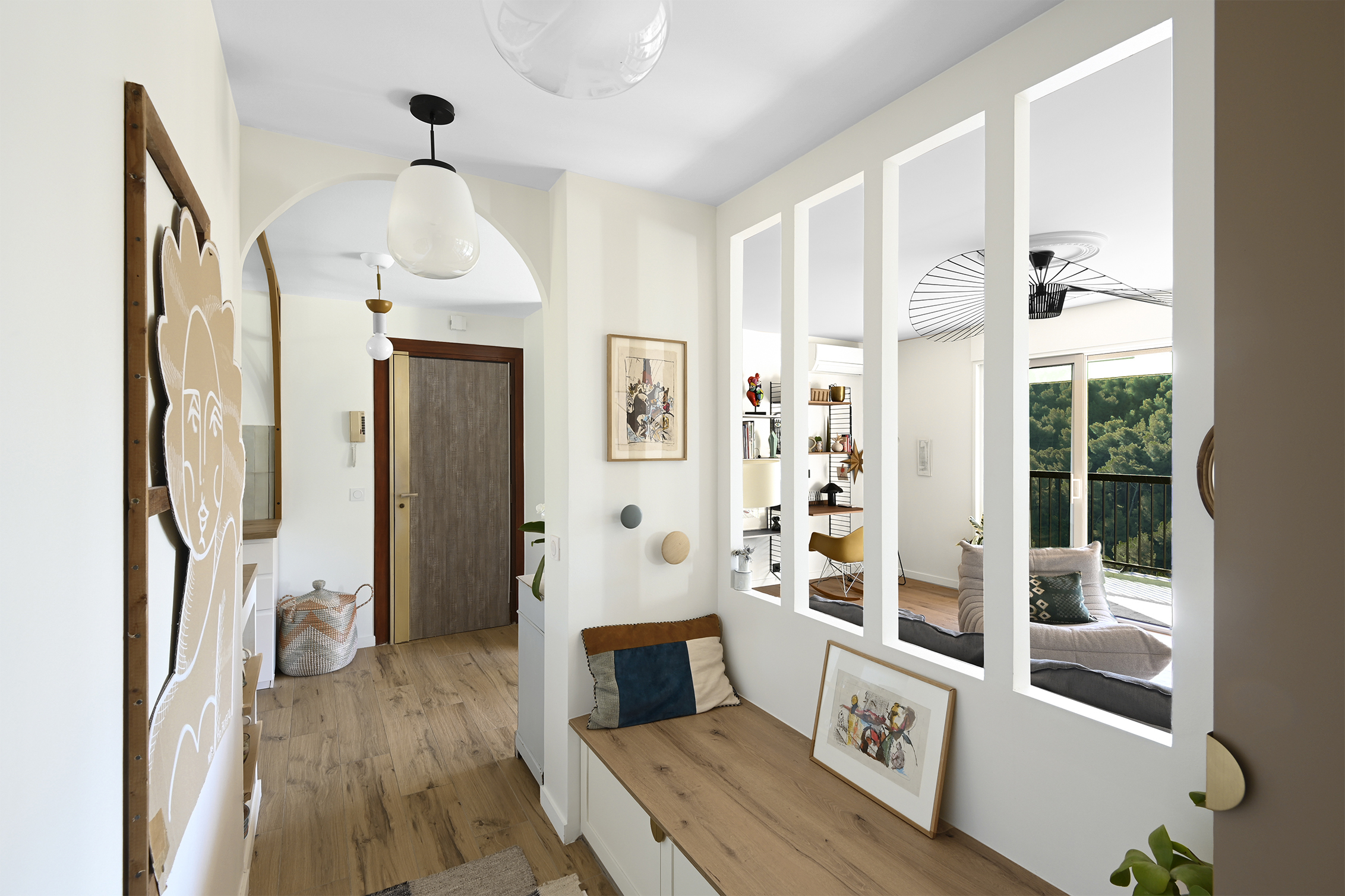 Couloir transformé en entrée fonctionnelle avec banc shoesing et rangements sur mesure