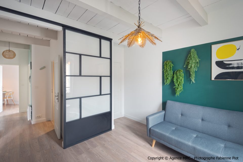 Mur végétal artificiel dans un salon, panneaux végétaux muraux effet naturel