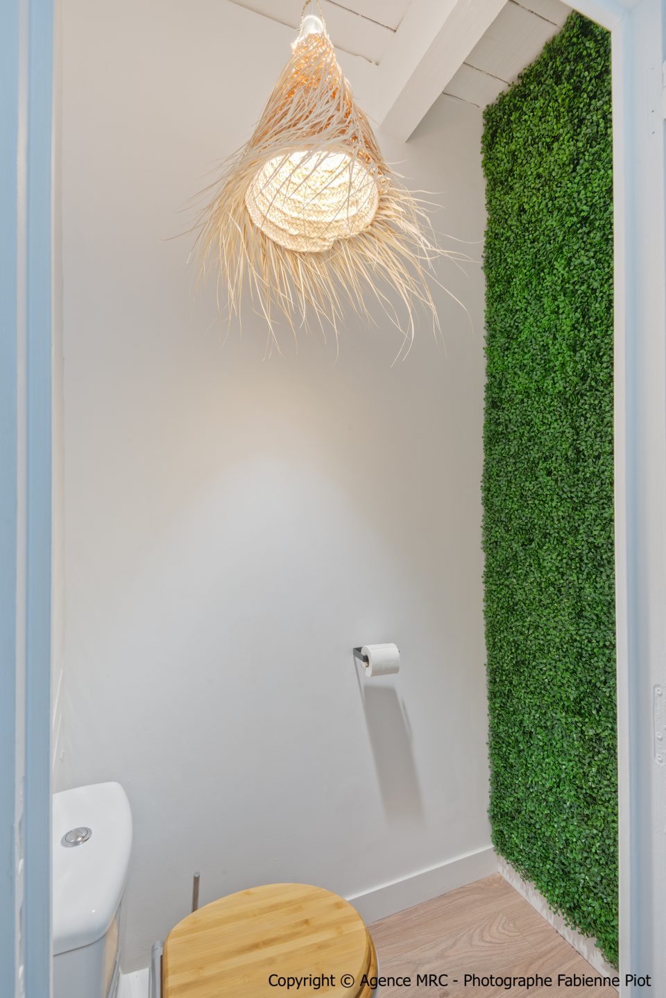 Panneau végétal artificiel pleine hauteur dans des WC sans fenêtre, rendu naturel en espace contraint