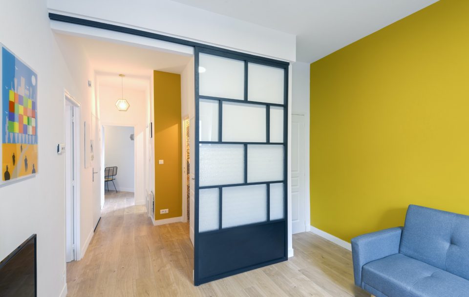 Verrière atelier entrée appartement, séparation lumineuse entre entrée et salon