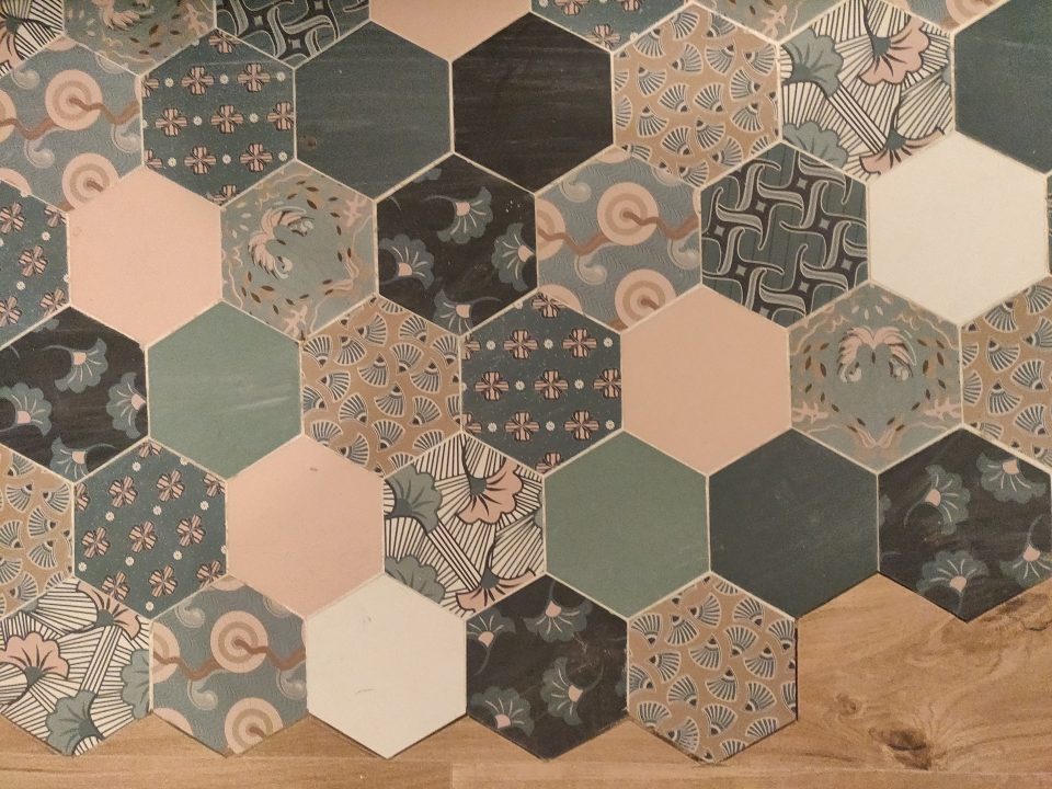 Carrelage tomette hexagonale au sol avec parquet, calepinage géométrique architecte