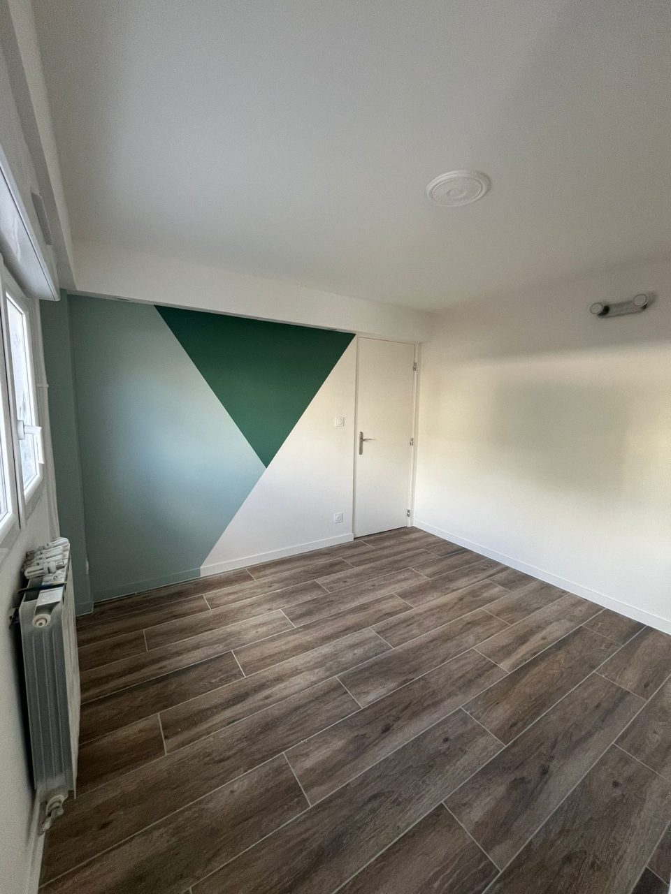 Peinture murale géométrique triangle, décoration graphique intérieur mur et plafond