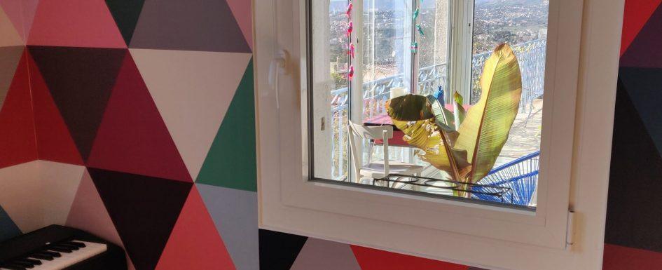 Tapisserie triangulaire colorée pour mettre la fenêtre en valeur