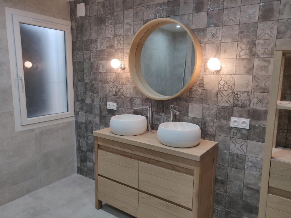 Vasque à poser en céramique sur plan de travail bois, salle de bain rénovée