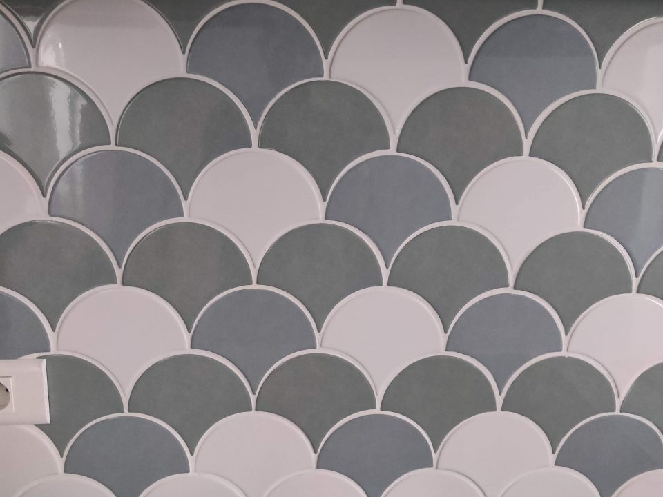 Crédence cuisine en écailles, forme géométrique appliquée au carrelage