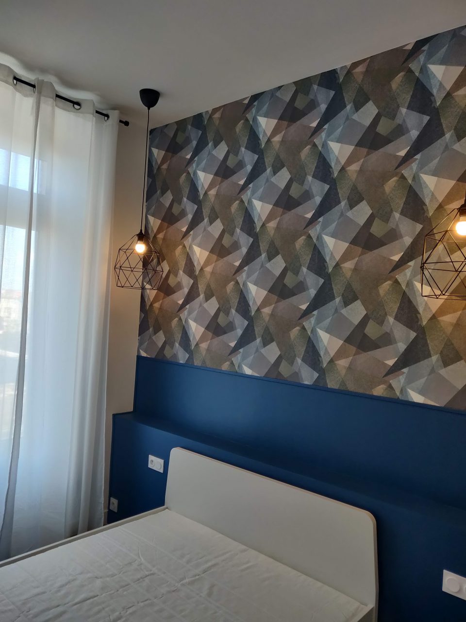 Papier peint mural motif triangle géométrique, décoration intérieure graphique contemporaine