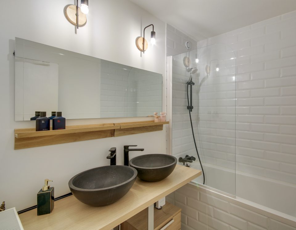 Vasque à poser sur plan bois avec carrelage métro blanc, rénovation partielle salle de bain