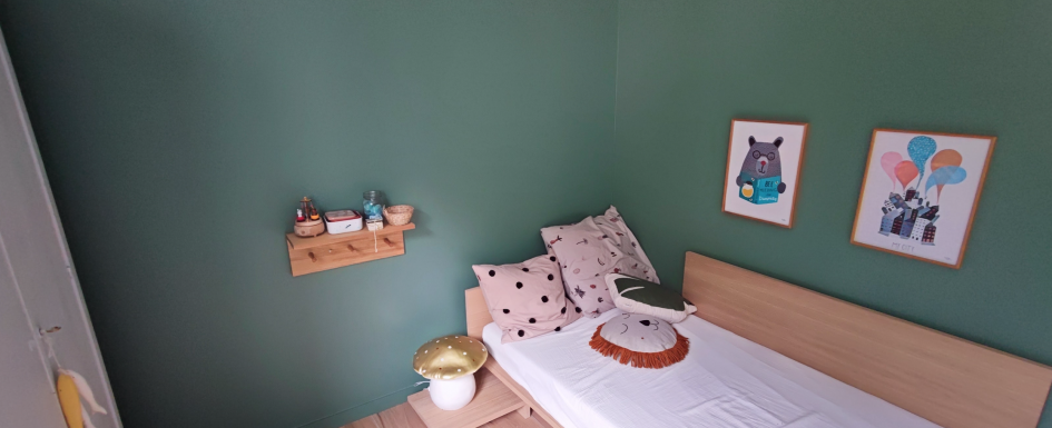 Peinture vert velours et bois clair chambre enfant, appartement familial