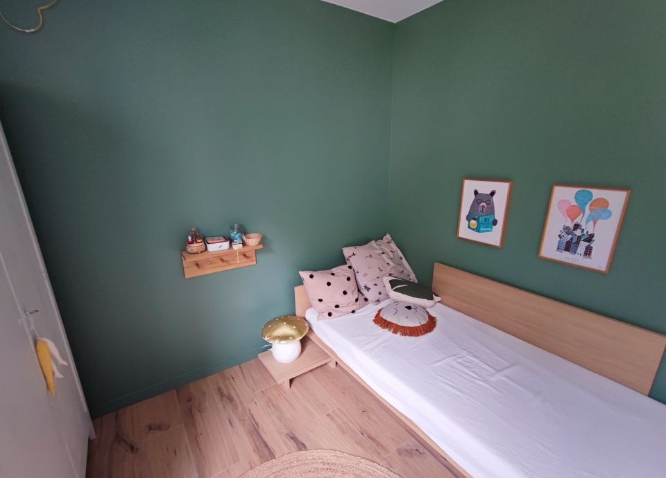 Peinture vert velours et bois clair dans une chambre enfant, appartement familial rénové
