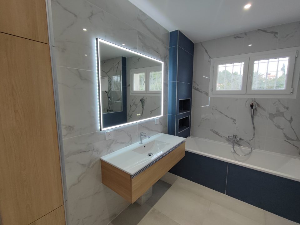 Salle de bain avec carrelage marbre premium, pose architecte, finitions soignées