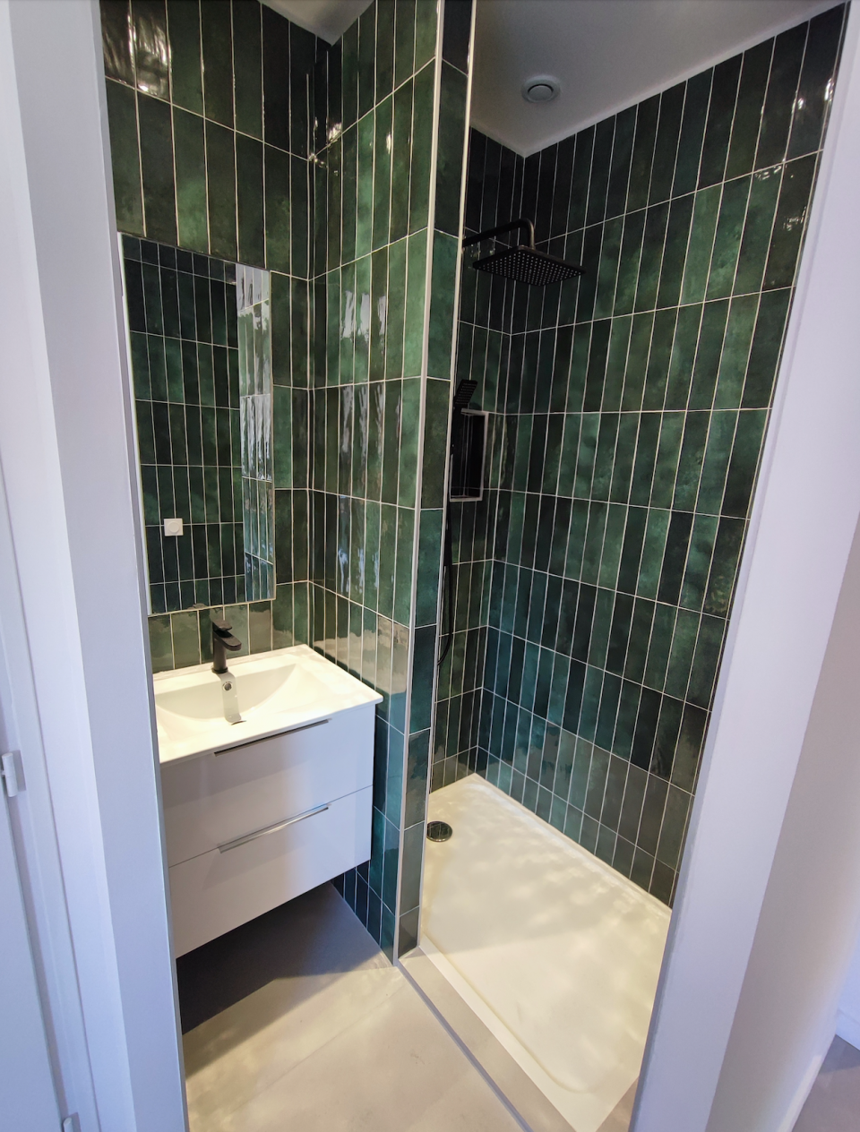 Salle de bain avec faïence effet zellige verticale vert profond, décoration contemporaine