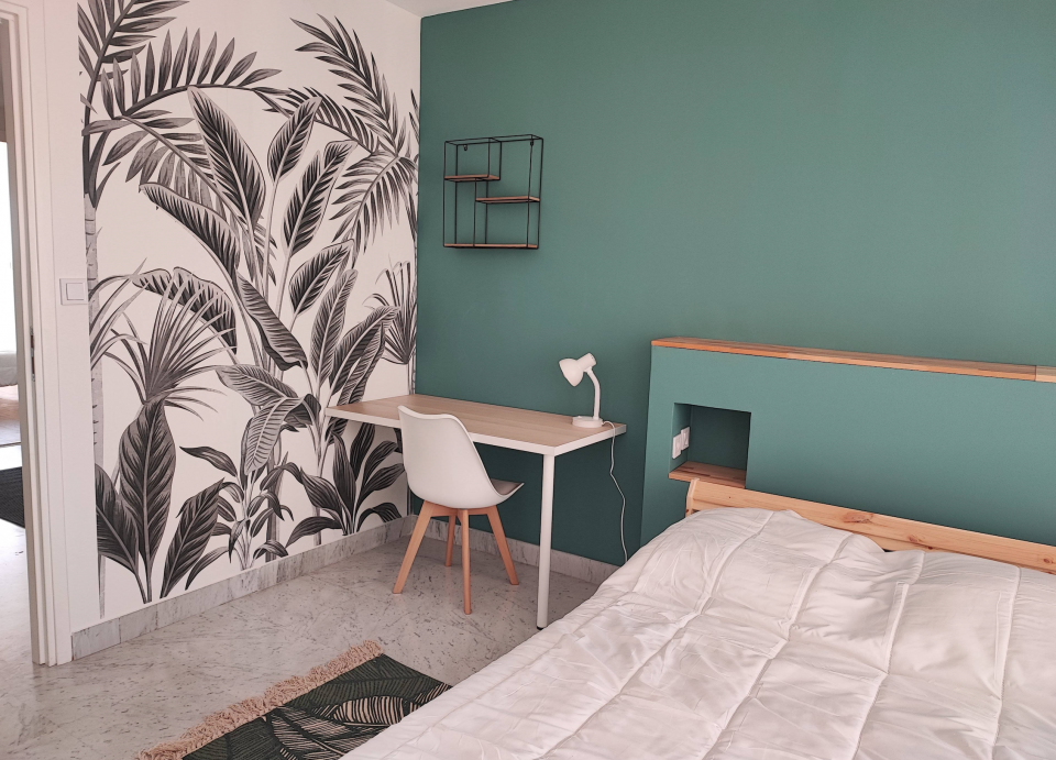 Sol marbre nervures vertes papier peint floral noir et blanc tête de lit caissons verts, chambre hôtelière