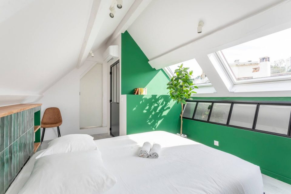 Verrière noire mur vert et mur blanc dans une suite parentale premium, décoration intérieure contemporaine