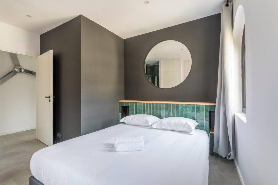 Chambre parentale avec tête de lit noire, décoration contemporaine sobre