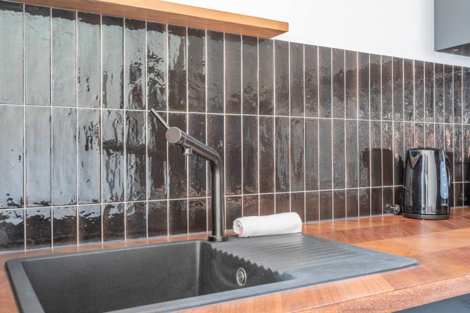 Crédence cuisine noire, décoration intérieure cuisine contemporaine