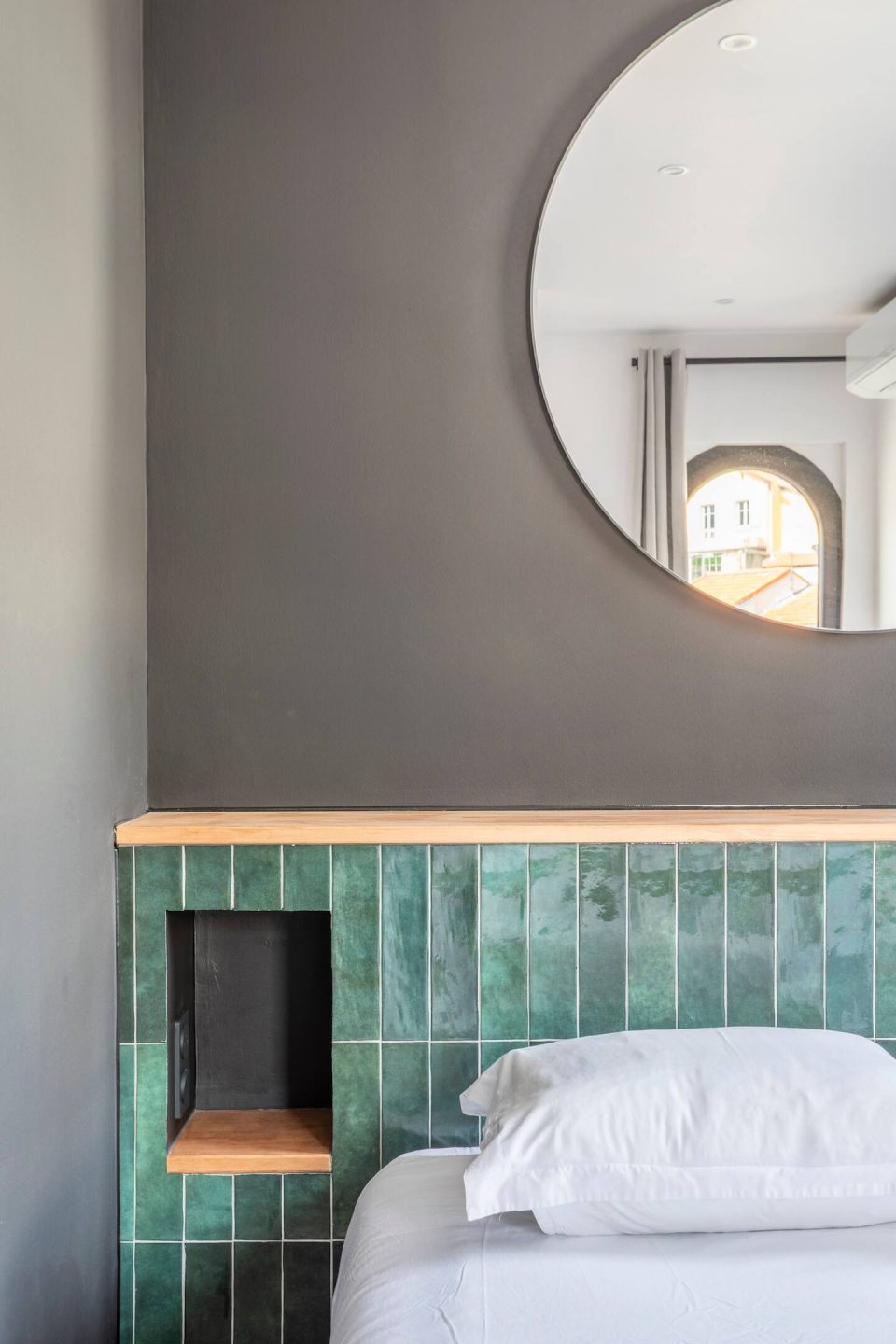 Niches de lit peintes en noir, chambre parentale décoration graphique