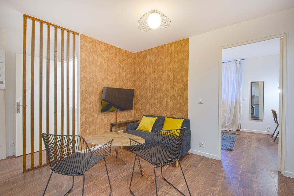 Claustra bois séparation entrée salon, solution aménagement intérieur sans cloison pleine