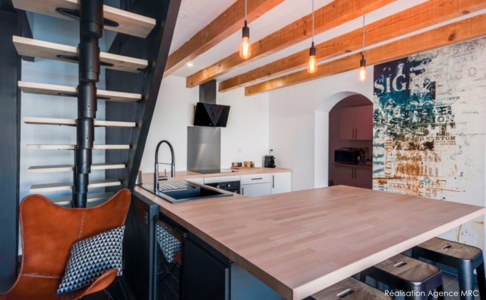 Îlot cuisine ouvert sur salon, aménagement cuisine contemporaine avec plan de travail et bar