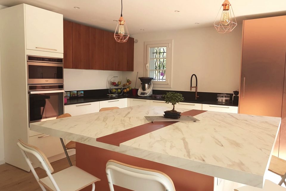 Cuisine ouverte avec îlot central et plan de travail, aménagement cuisine salon contemporain