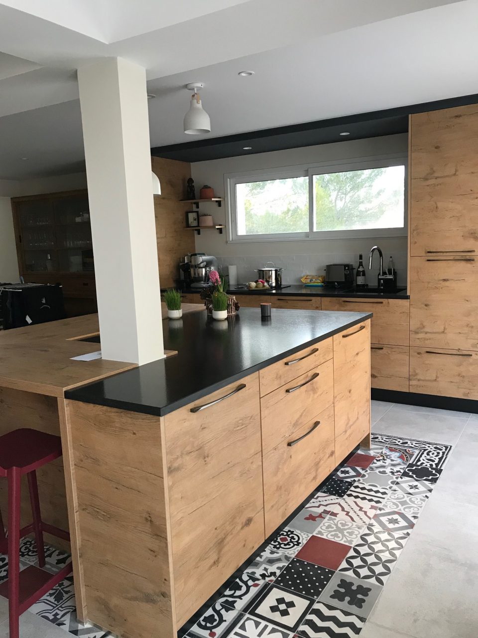 Îlot cuisine bois et noir avec poteau porteur intégré, rénovation ancien garage en cuisine ouverte