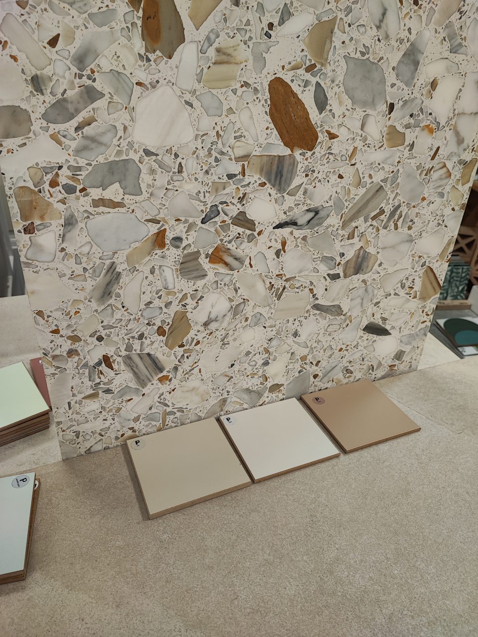 Échantillons terrazzo pour plan de travail cuisine, différentes bases et coloris disponibles