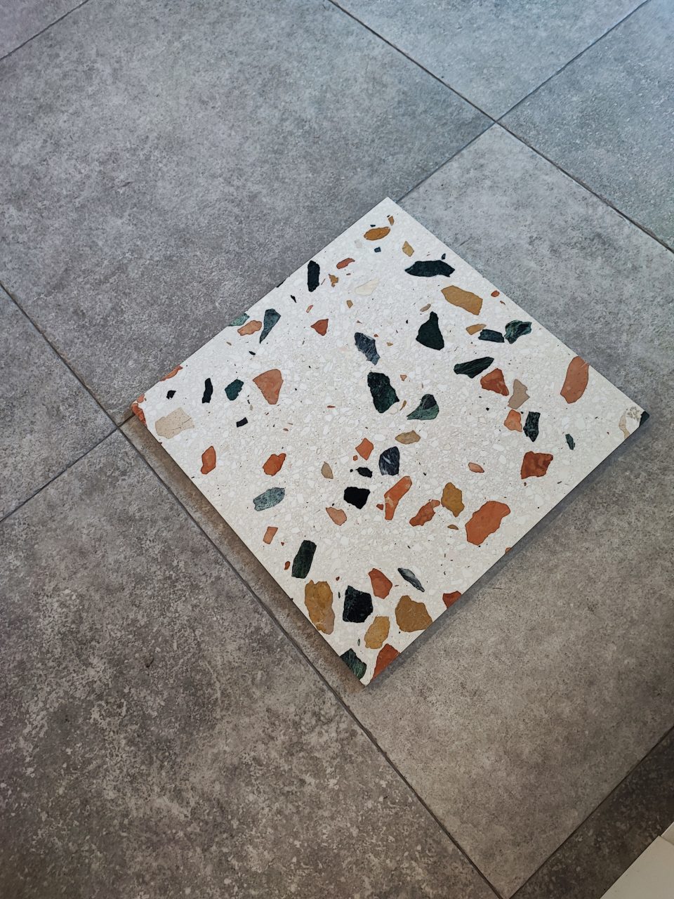 Terrazzo pour sol intérieur, revêtement sol terrazzo contemporain dans un espace de vie