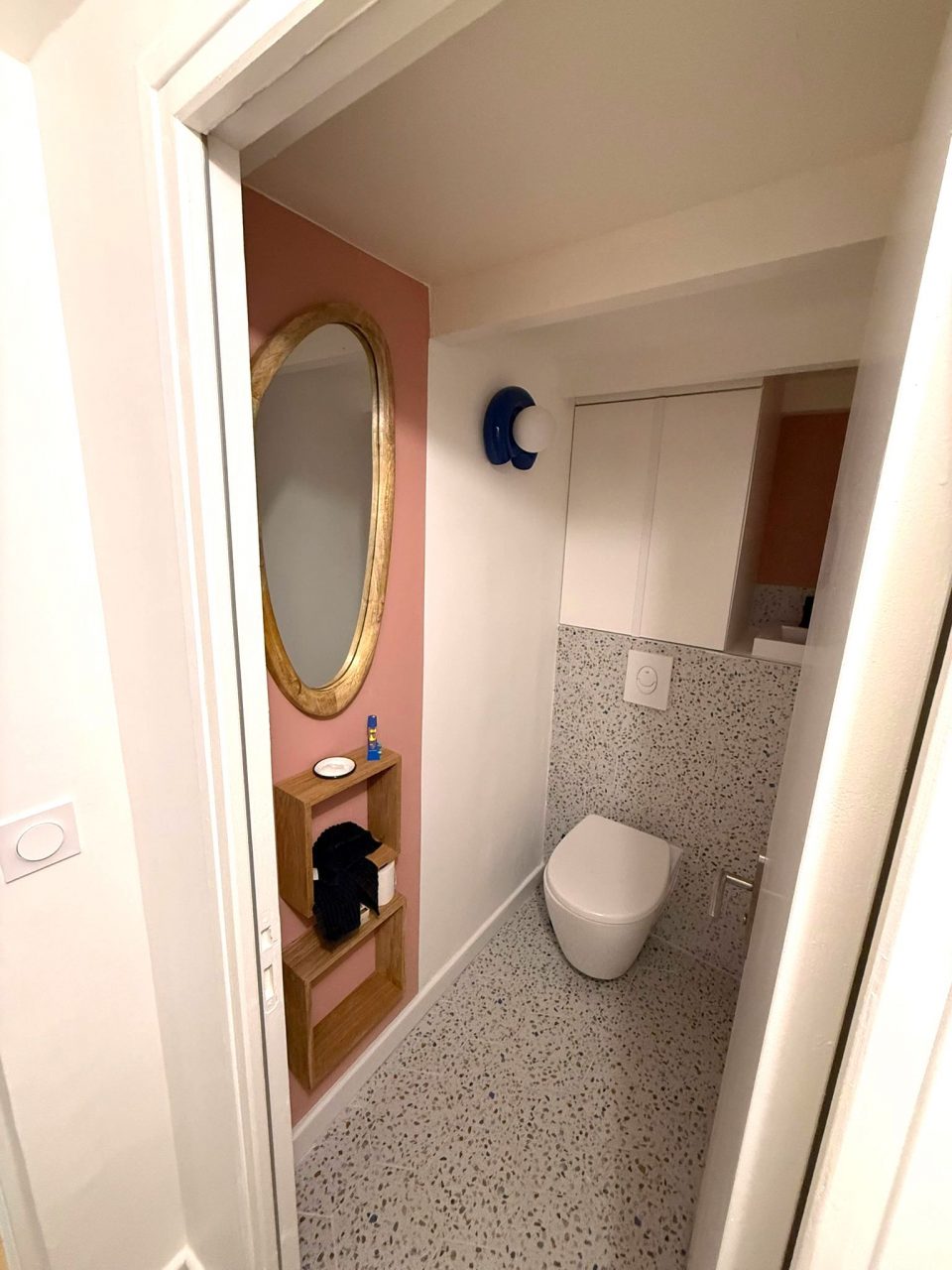 Rénovation WC avec terrazzo, revêtement mural et sol terrazzo dans des toilettes contemporaines