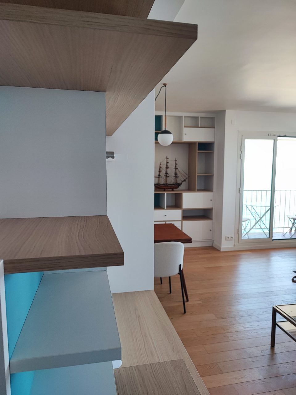 Étagère intégrée aménagement intérieur avec fixation robuste, meuble bibliothèque sur mesure bleu blanc bois