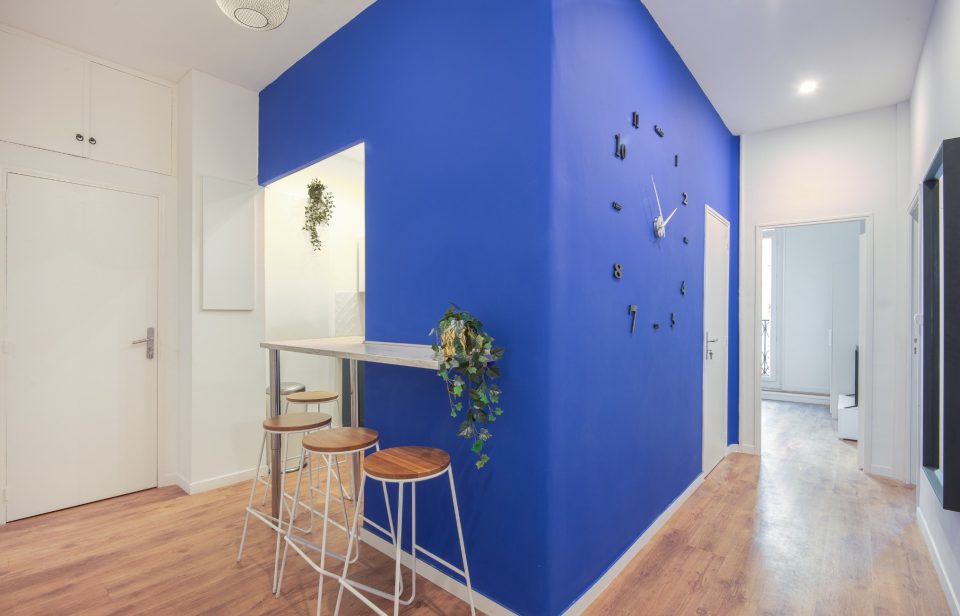 Architecture intérieure bleu Klein sur mur de bar et couloir, application sur support préparé peinture Resource