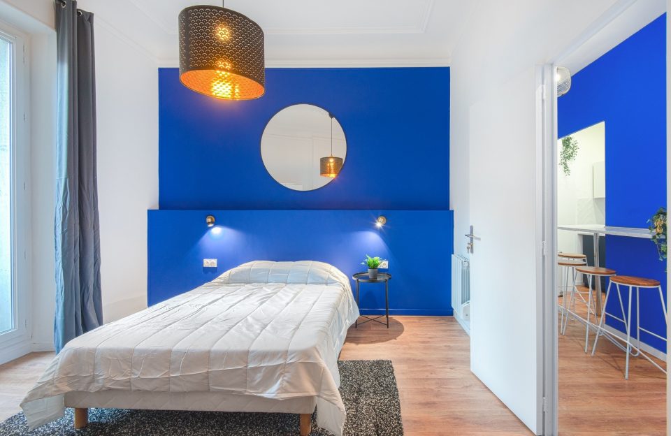 Chambre avec mur bleu Klein tête de lit, bleu outremer mat sur pan de mur décoration architecte intérieur