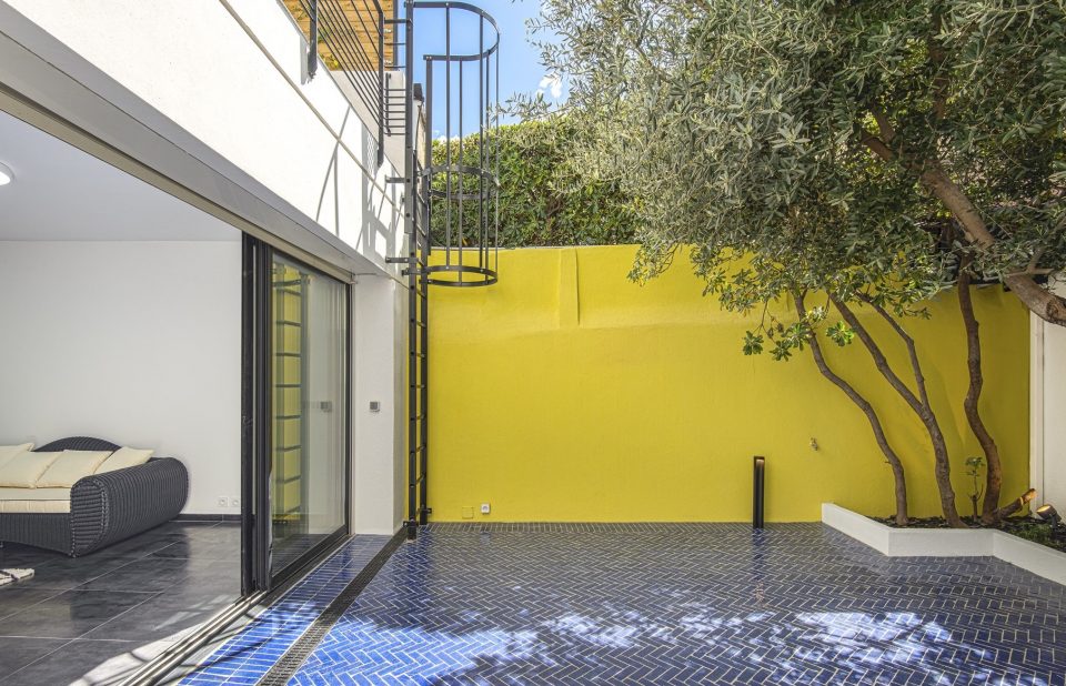 Patio carrelage bleu zellige mur jaune, composition chromatique complémentaire bleu jaune architecture extérieure