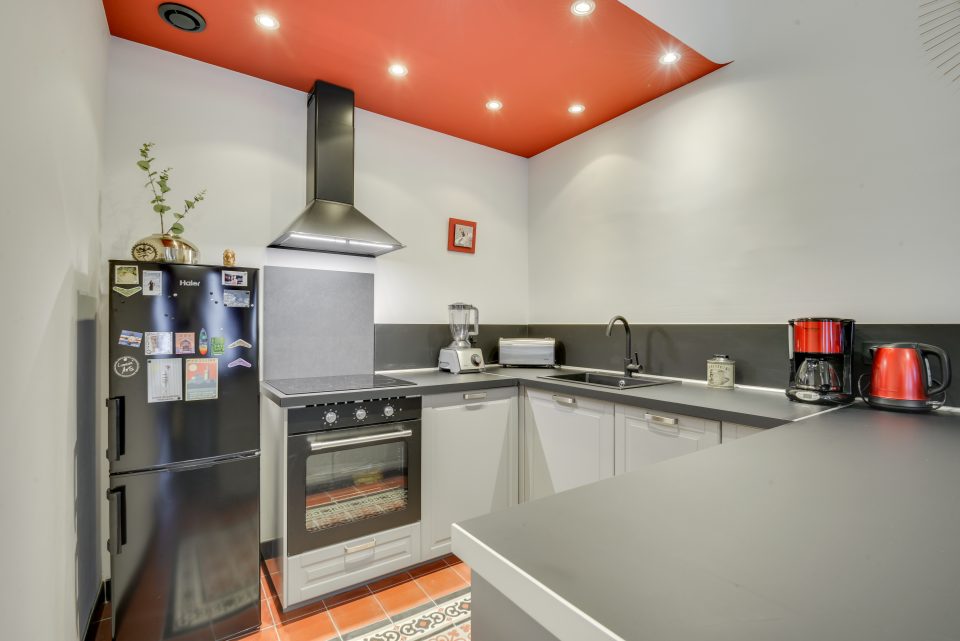 Cuisine avec plafond rouge tomate couleur forte, rappel chromatique sur plafond aménagement intérieur
