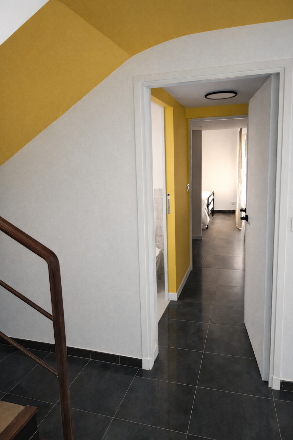 Plafond jaune avec rappel couleur mur, transition chromatique intérieur extérieur patio, aménagement architecte intérieur