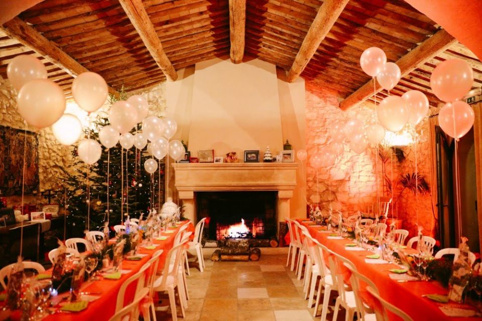 Ambiance décoration Noël salon table dressée lumière douce, déco intérieure fêtes