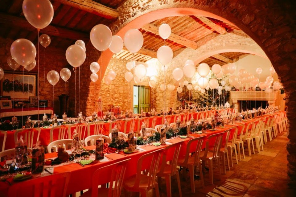 Décoration de Noël table dressée ambiance festive intérieure, art de la table fêtes de fin d'année