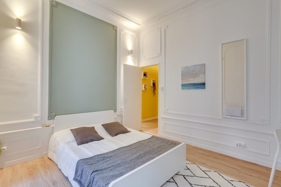 Escalier intérieur lumineux dans des teintes de blanc cassé