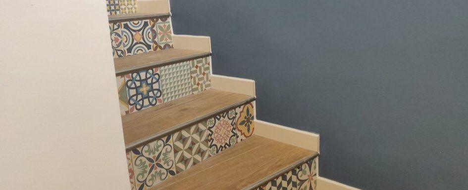 Escalier bois carrelage motifs colores blue wall design