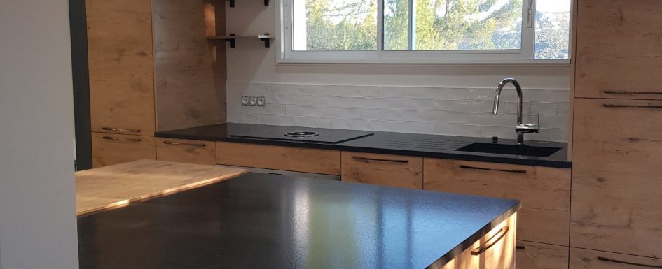 cuisine finalisee ilot central poteau integre lumineuse