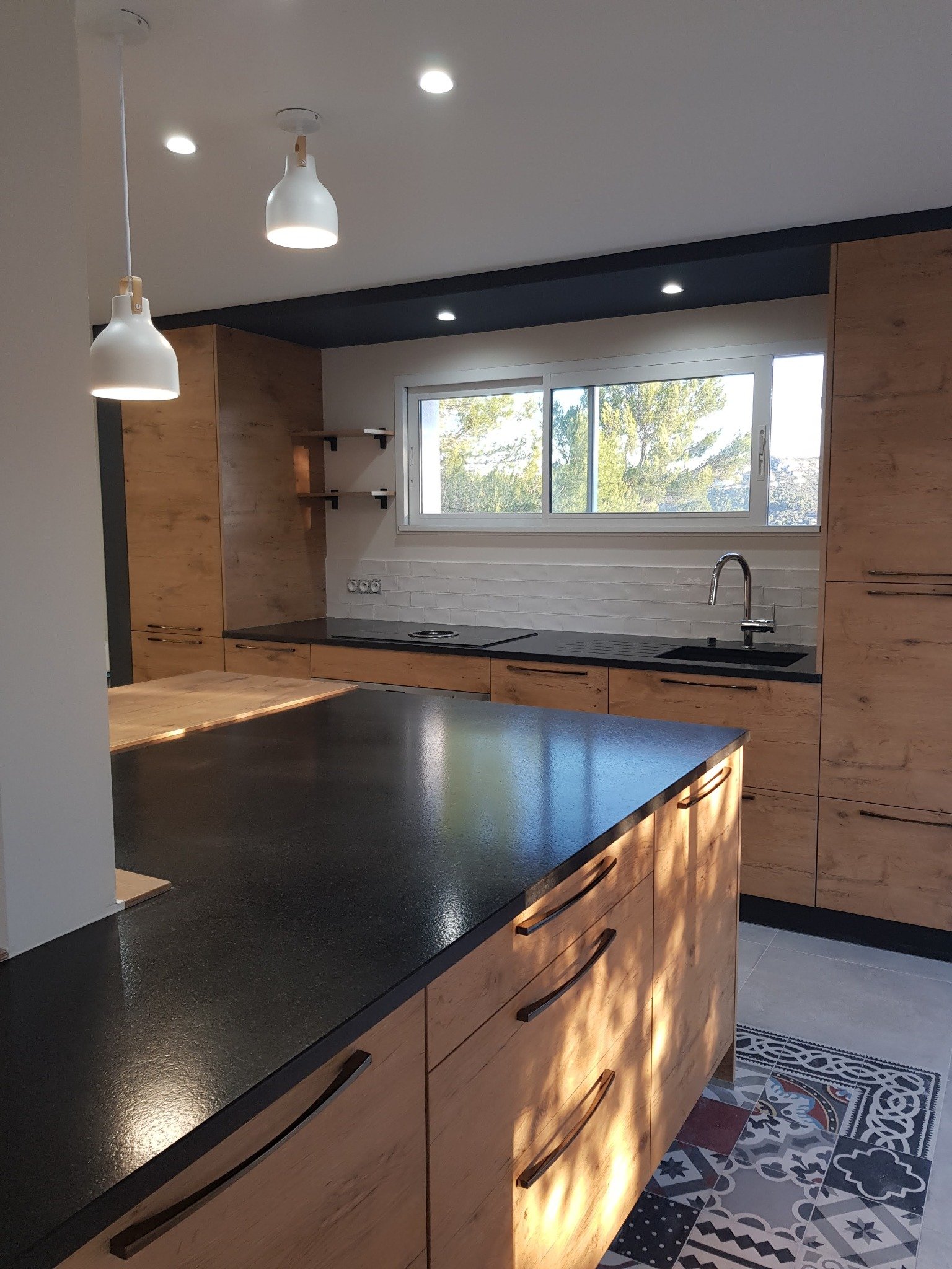 cuisine finalisee ilot central poteau integre lumineuse