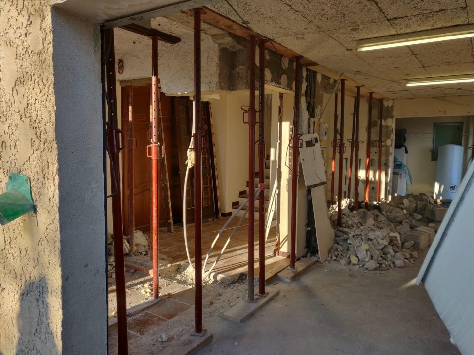 chantier démolition mur porteur avec étais et structure IPN visible