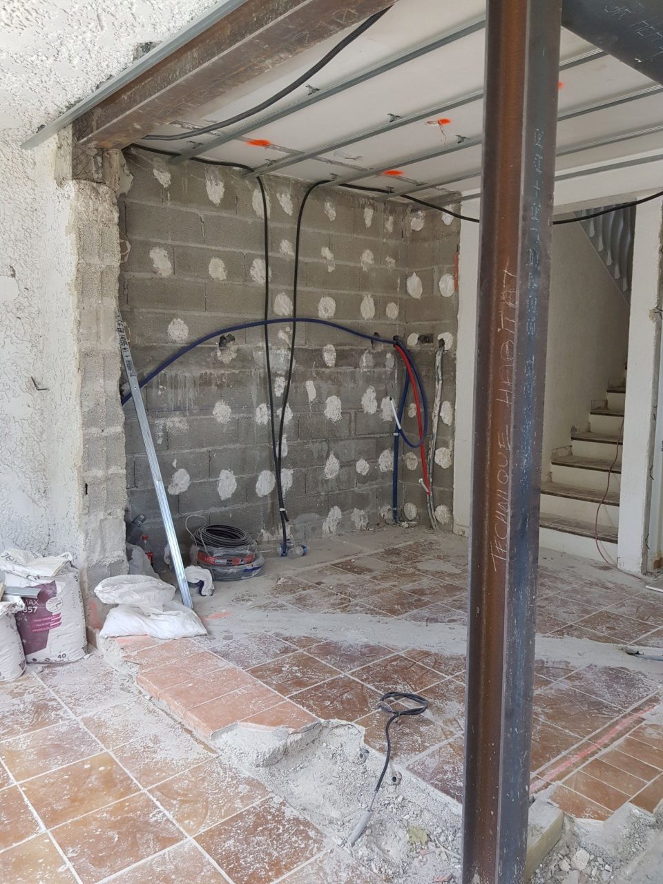 poteau acier central posé après ouverture mur porteur dans cuisine