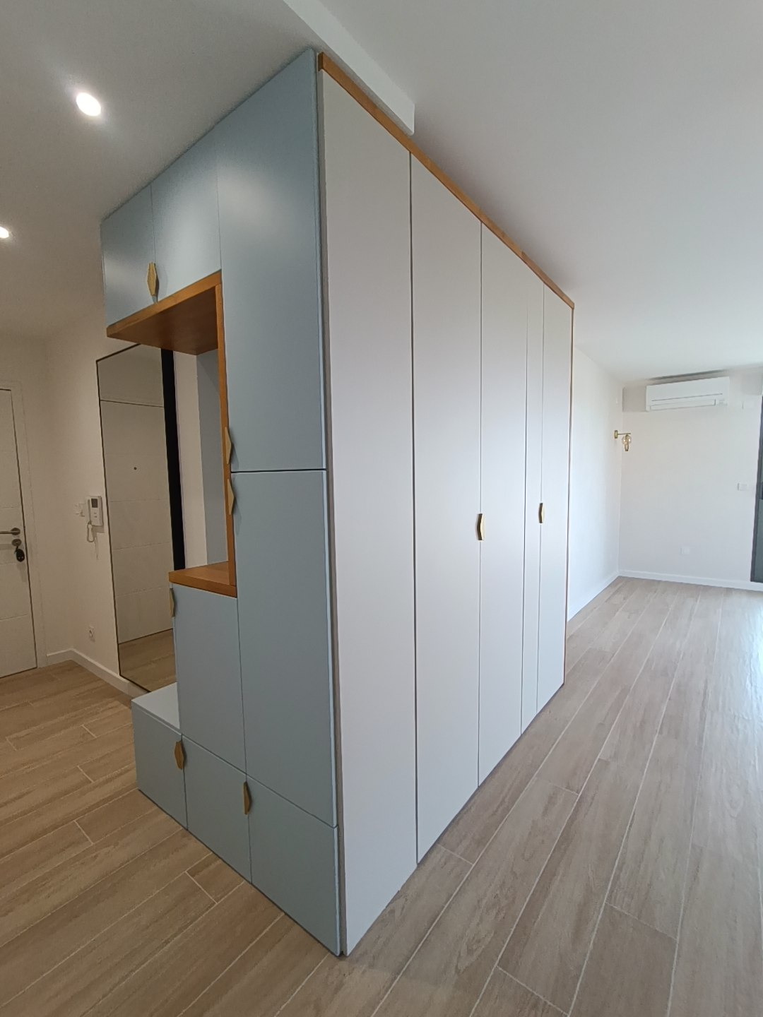 Entrée sur mesure après travaux avec meuble rangement, banc et miroir, réalisation MRC architecte intérieur
