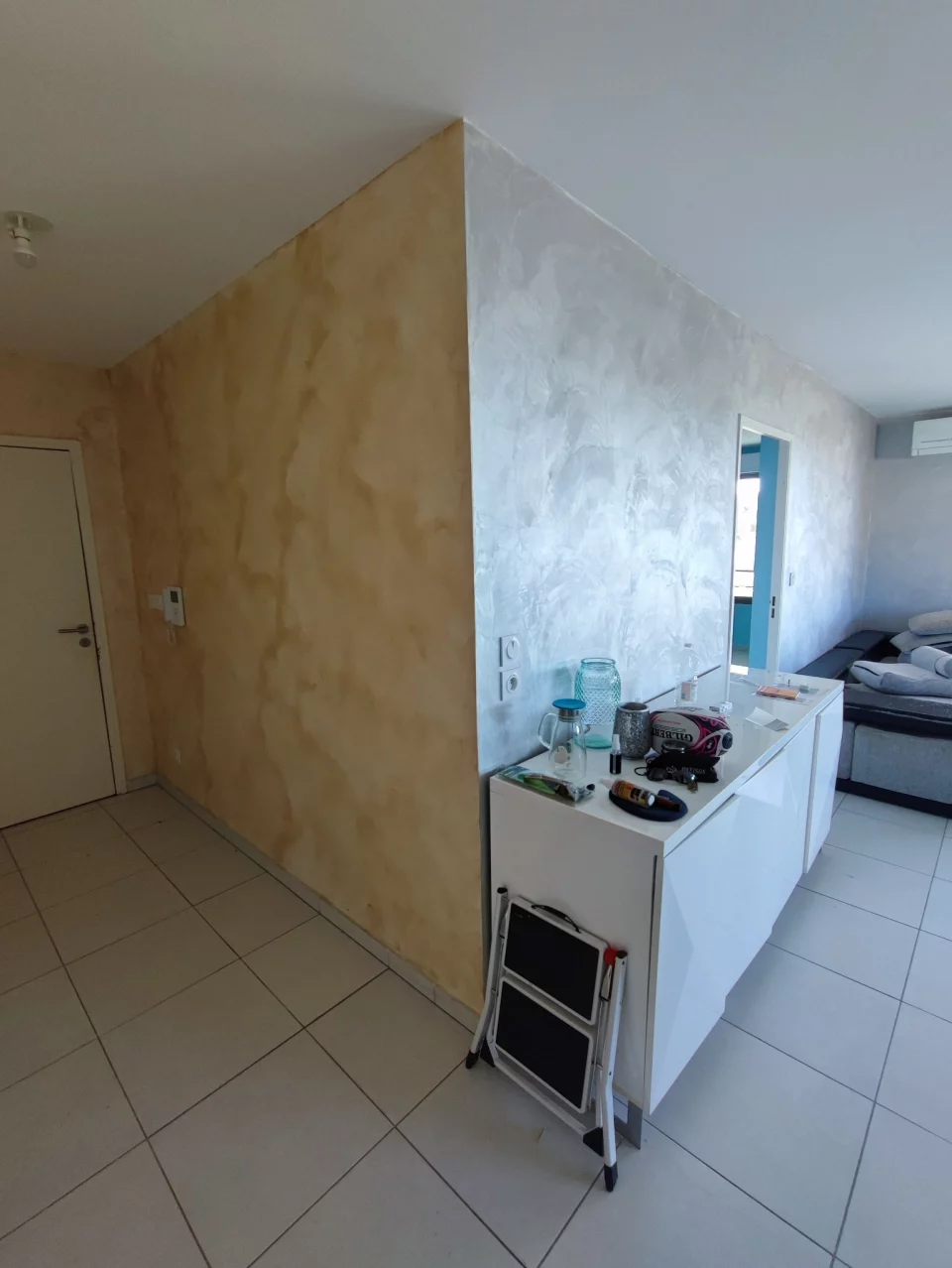 Vue avant des travaux d'entrée dans le couloir côté salon, sans aménagement ni mobilier