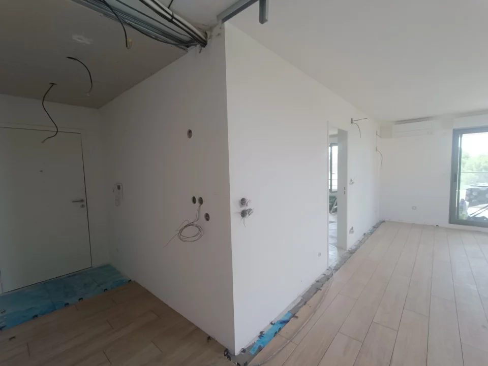 Travaux d’aménagement de l’entrée avec reprise des murs et plafond, vue vers le salon