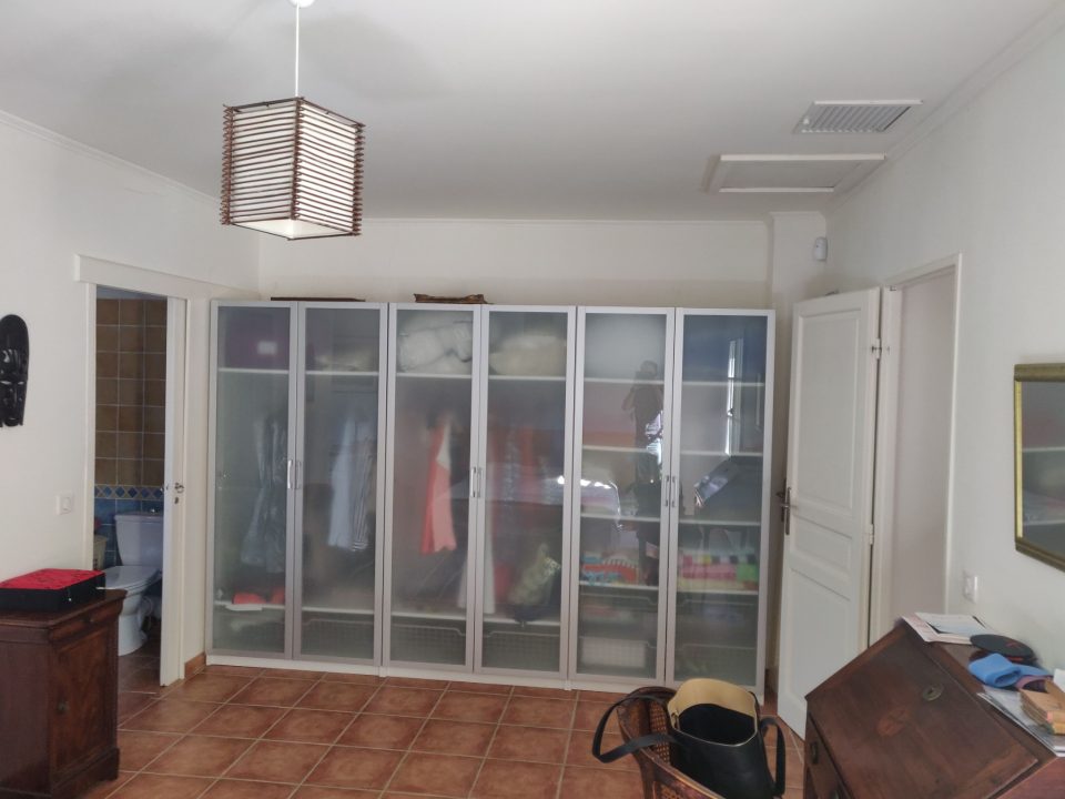 avant dressing commerce chambre État des lieux avant travaux : armoire dressing standard blanche non intégrée dans une chambre